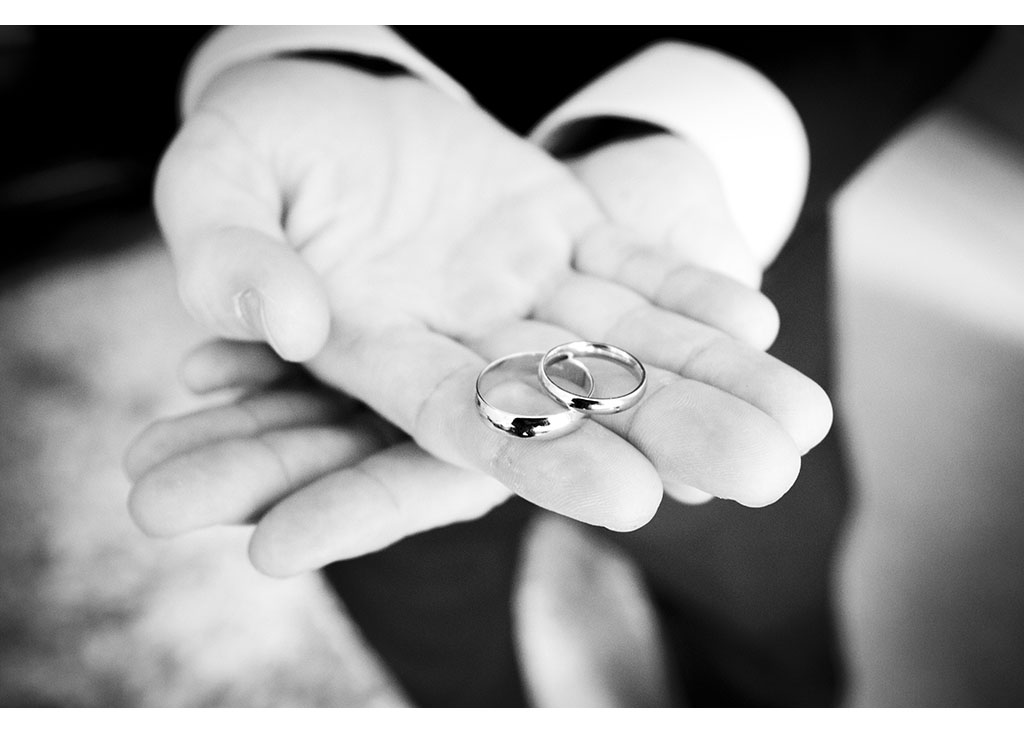 wedding rings detail photo