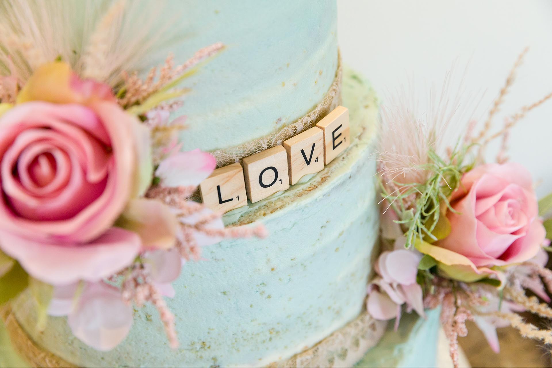 Essex wedding photography of wedding cake