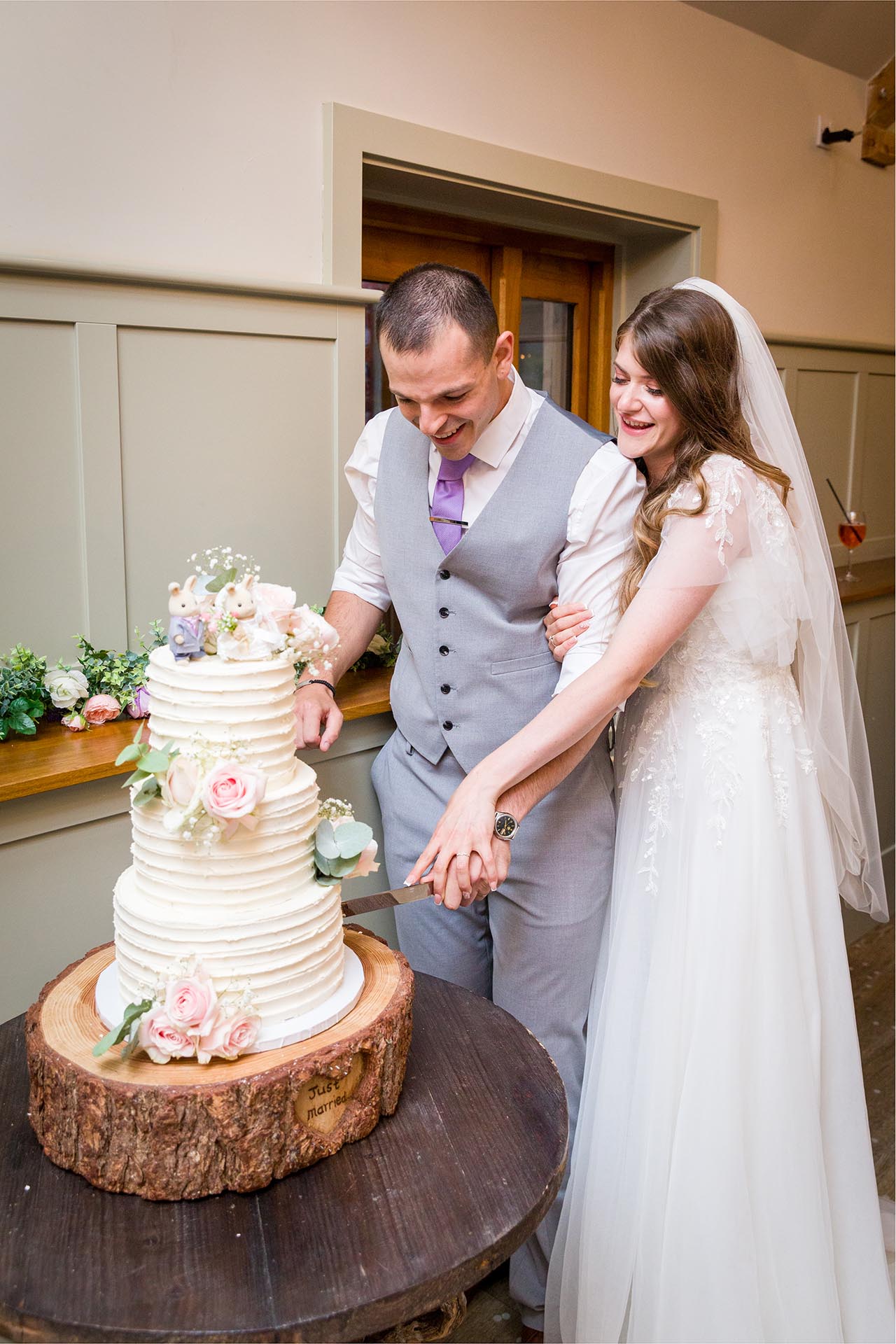 Photograph of bride and groom cutting their wedding cake at Apton Hall, Rochford, Essex